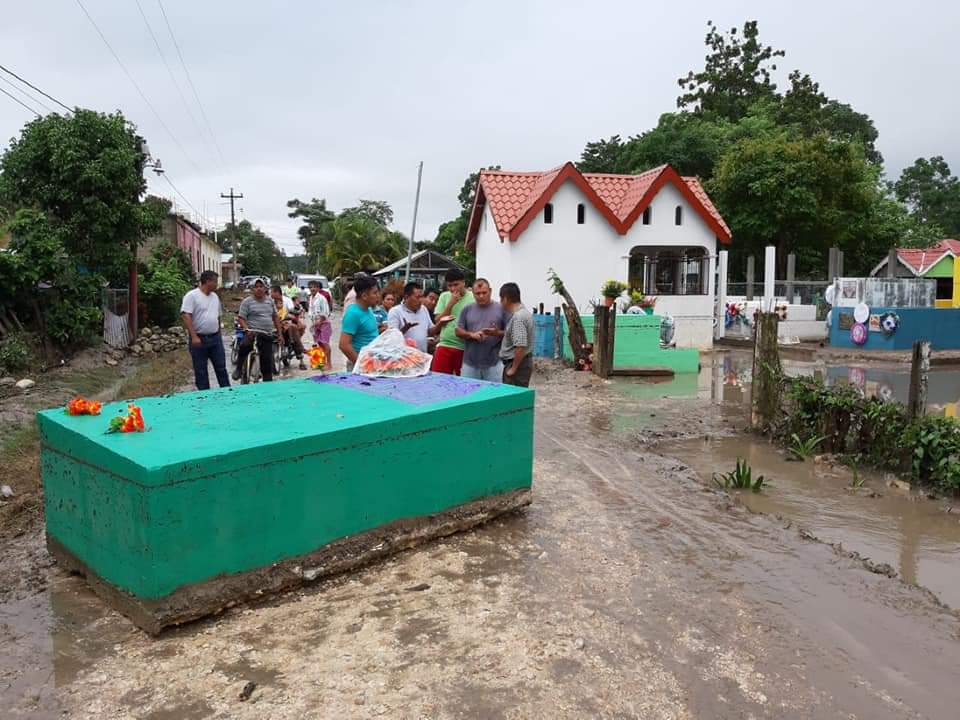 
Una bóveda del cementerio de Melchor de Mencos, Petén, fue arrastrada por el agua de lluvia. (Foto Prensa Libre: Dony Stewart)

