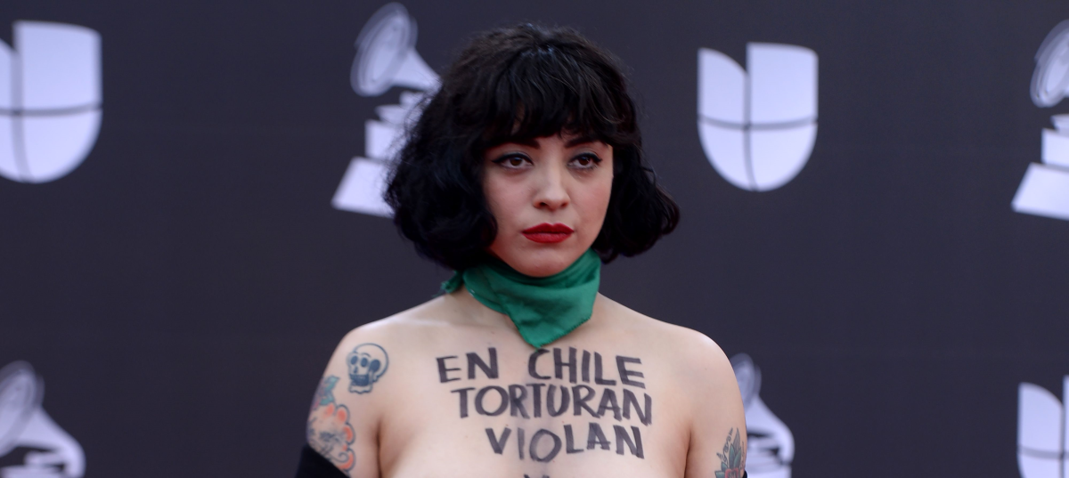 ¿Por qué Mon Laferte se descubrió los pechos durante los Latin Grammy 2019?