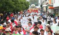 Miles de sindicalistas, activistas sociales y estudiantes guatemaltecos repudiaron este viernes, en la marcha del Día del Trabajo, la corrupción en el gobierno y exigieron la renuncia del presidente, Otto Pérez, y la vicepresidenta, Roxana Baldetti.

Fotografía: Paulo Raquec   01/05/2015