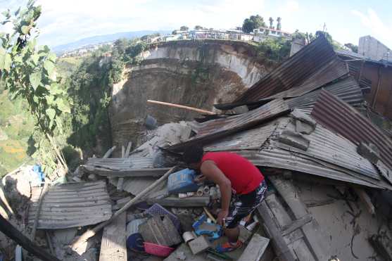 Vecinos de los asentamientos Nueva Esperanza y Regalito de Dios han sido afectados por el derrumbe en Ciudad Peronia, Villa Nueva. Foto Prensa Libre: Óscar Rivas