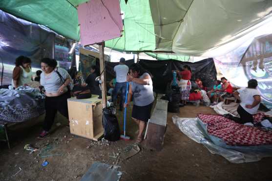 El albergue fue hecho por los vecinos quienes pernoctan en el lugar desde el jueves 31 de octubre. Foto Prensa Libre: Óscar Rivas