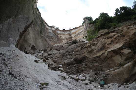 Abajo del derrumbe el terreno es inestable y resbaloso. Foto Prensa Libre: Óscar Rivas