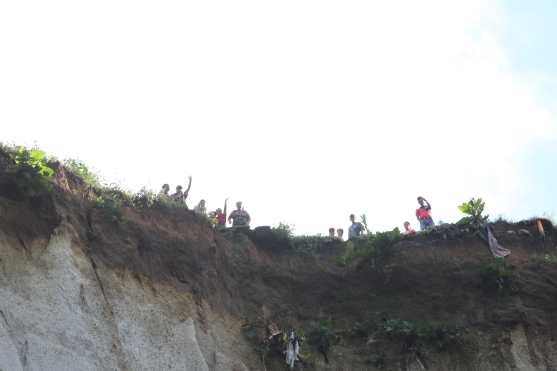 Los habitantes aún se acercan al precipicio para observar. Foto Prensa Libre: Óscar Rivas