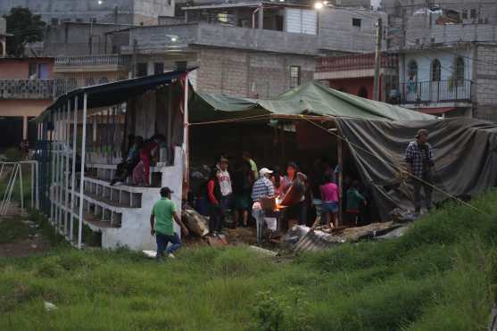 Vecinos han buscado refugio debido a que se han derrumbado 8 casas y más de 120 personas han sido afectadas. Foto Prensa Libre: Óscar Rivas