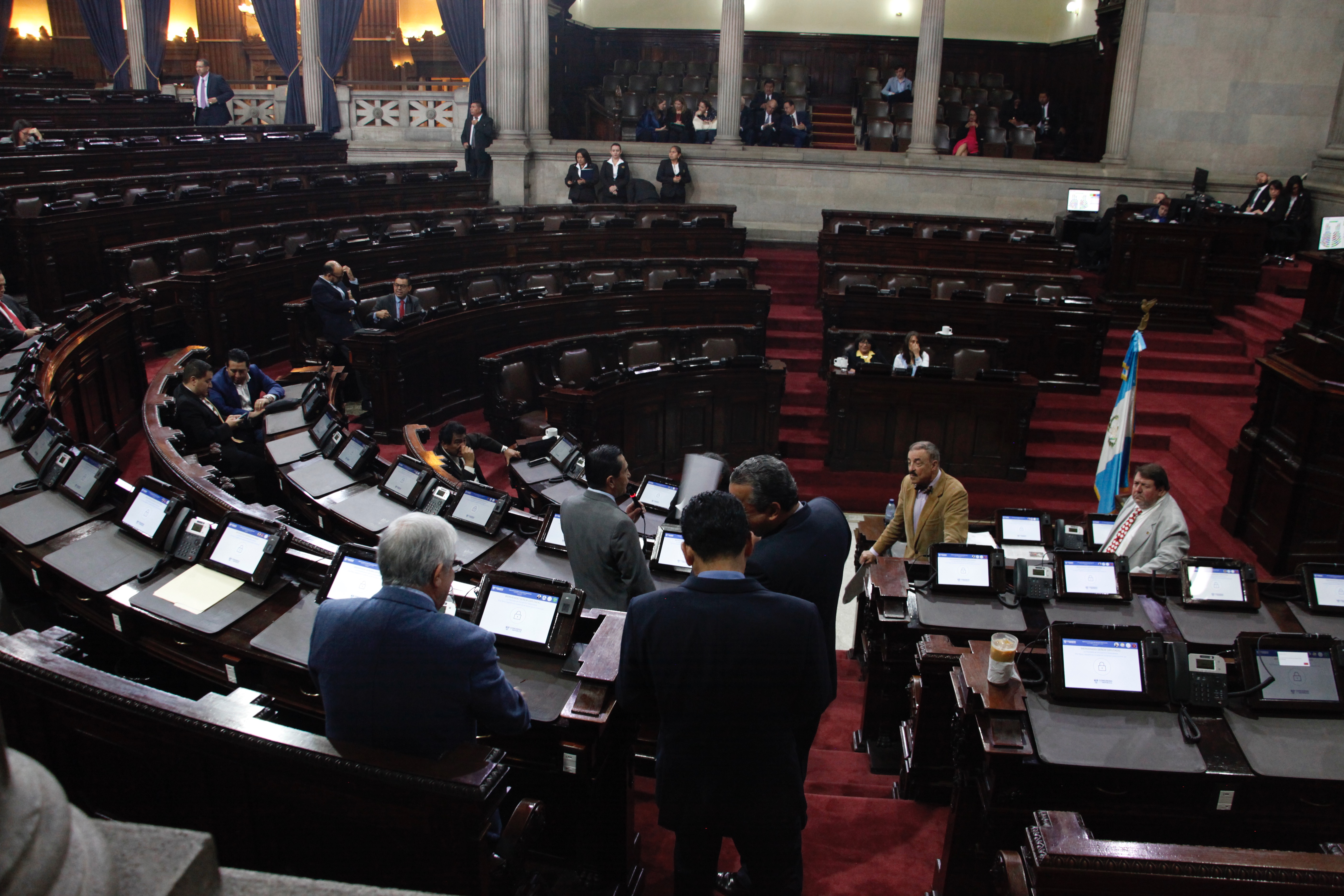 Diputados discuten iniciativas para reformar algunas leyes. (Foto Prensa Libre: Noé Medina)
