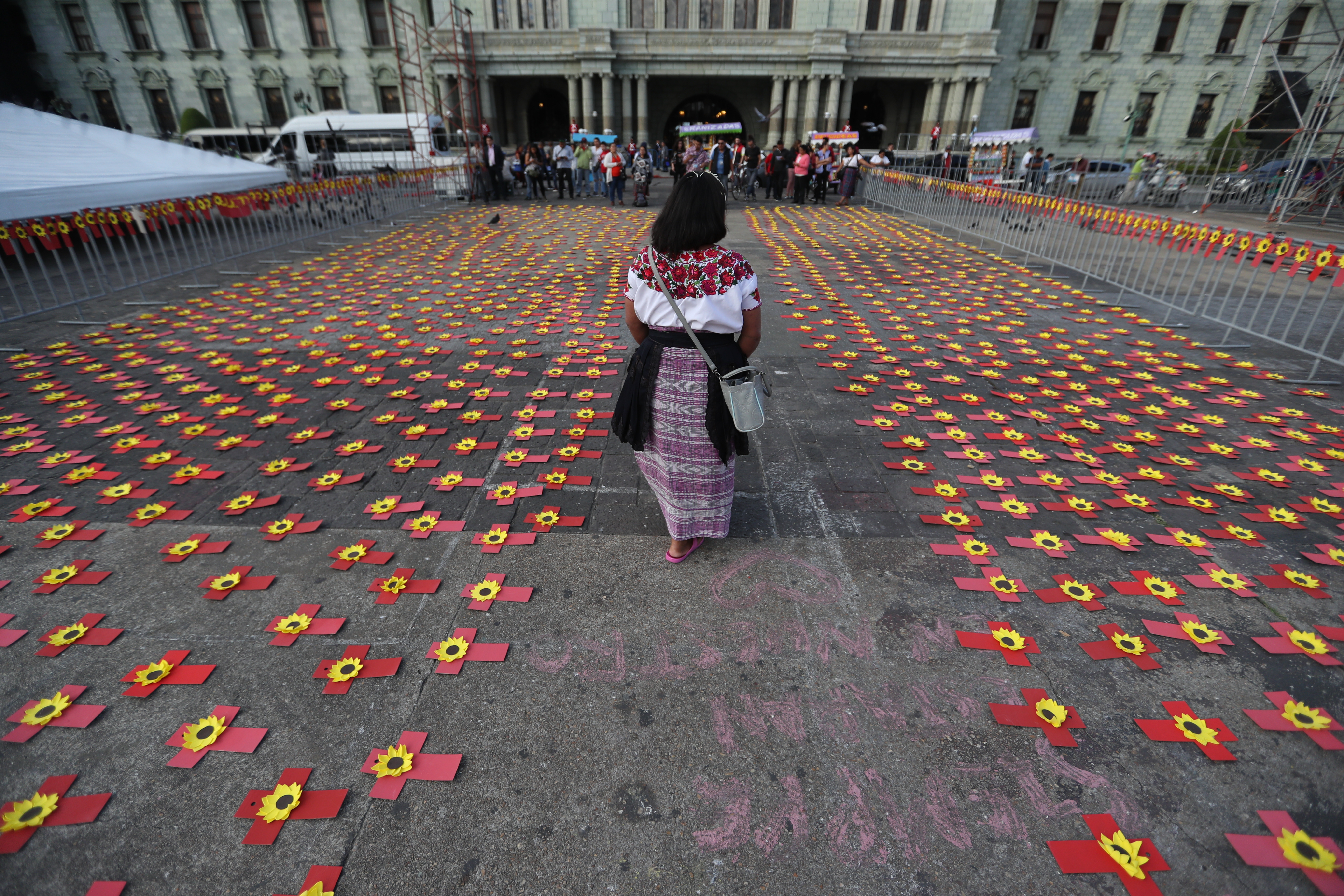 Candelaria Xan, camina entre las cruces que recuerdan a las mujeres asesinadas . Fotografía Prensa Libre Óscar Rivas