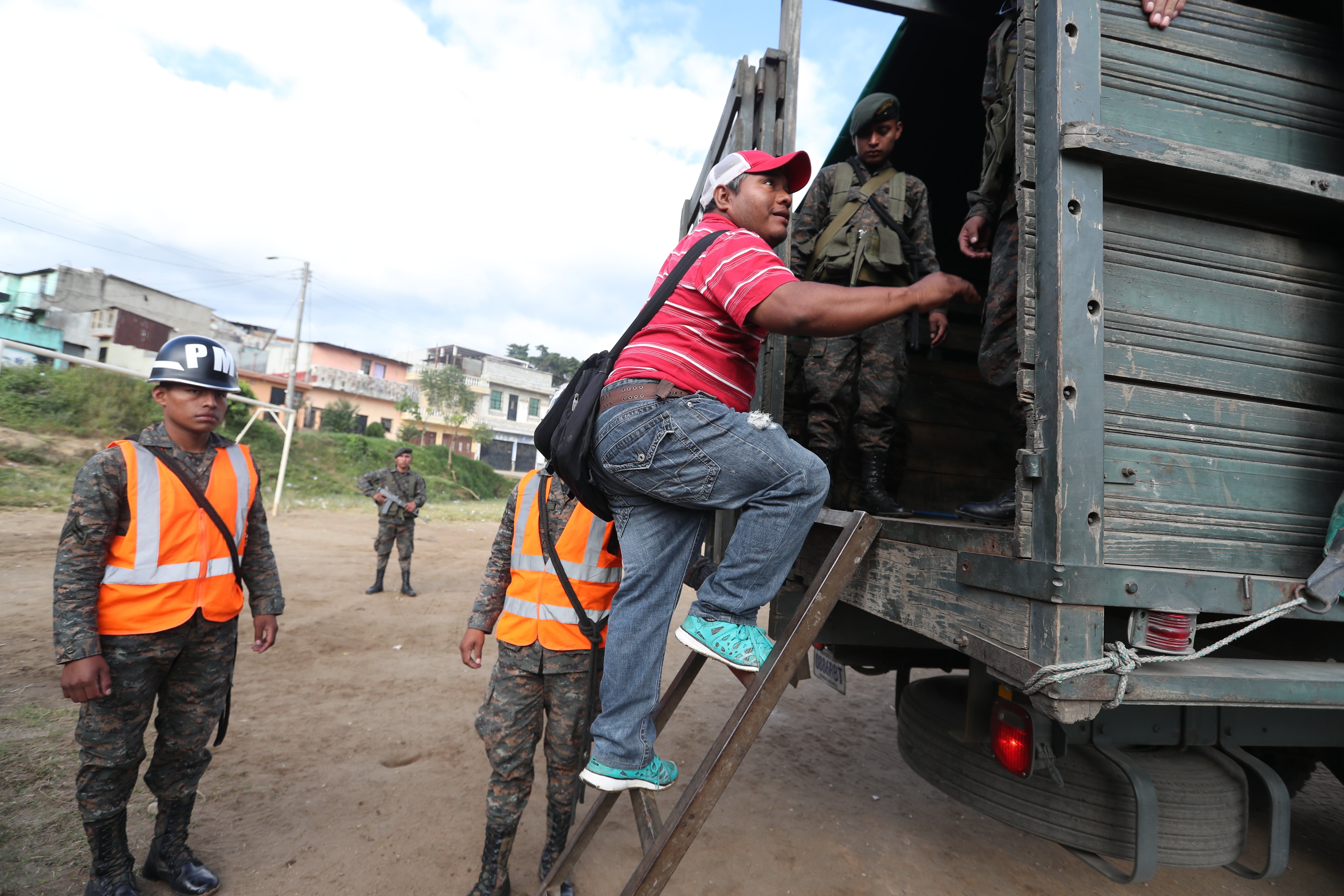 Vecinos de los asentamientos Nueva Esperanza y Regalito de Dios decidieron evacuar la zona del derrumbe en Ciudad Peronia, Villa Nueva. 
