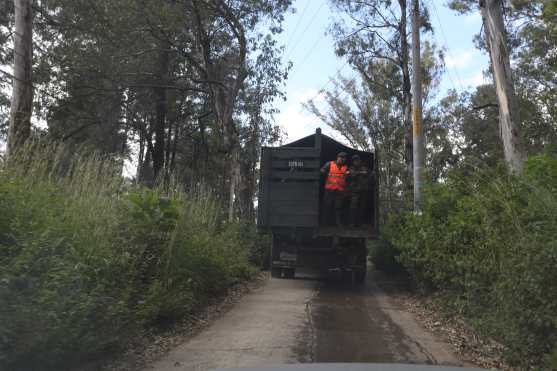 El camión que transportó a las primeras familias llegó al ex Complejo de Guatel a las 10:30 horas. Foto Prensa Libre: Óscar Rivas