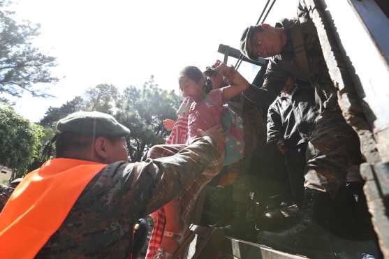 El Ejército de Guatemala, la Municipalidad de Villa Nueva, la SOSEP y CONRED apoyaron con el traslado de las personas. Foto Prensa Libre: Óscar Rivas