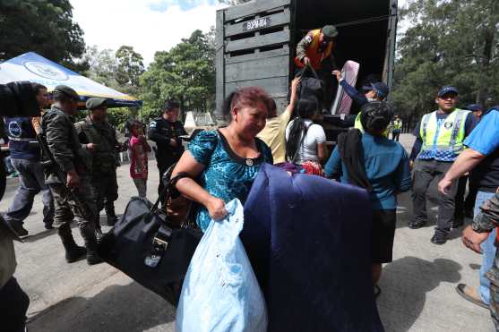 Aún sin saber si les darán algún lugar donde vivir, las personas optaron por llevar todas sus pertenencias y tratar de iniciar de nuevo. Foto Prensa Libre: Óscar Rivas