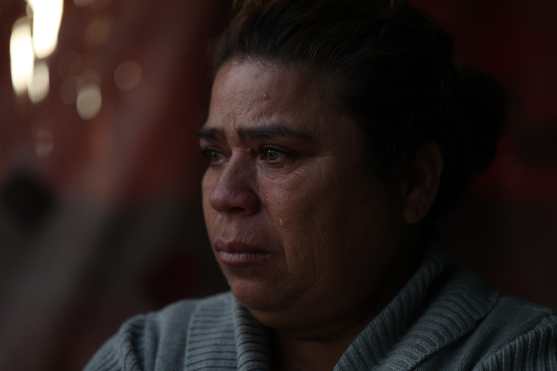 Lorena Chinchilla no puede evitar llorar al recordar que su esposo falleció hace dos años y ahora perderá su lote y casa que tanto le había costado. Foto Prensa Libre: Óscar Rivas