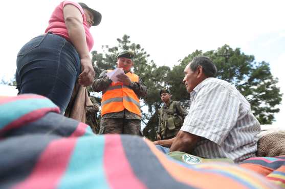 Las personas fueron identificadas por varias entidades para evitar que personas desconocidas llegaran al lugar. Foto Prensa Libre: Óscar Rivas