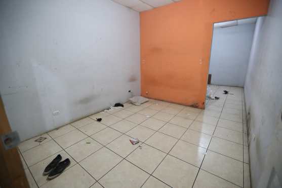 Los cuartos que serán utilizados por quienes fueron trasladados aún son limpiados por la Municipalidad de Villa Nueva. Foto Prensa Libre: Óscar Rivas 