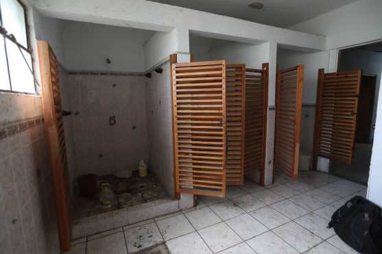 Los baños aún eran reparados. Foto Prensa Libre: Óscar Rivas