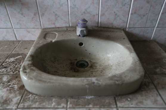 Las instalaciones estuvieron abandonadas por años como se puede apreciar en los lavamanos. Foto Prensa Libre: Óscar Rivas