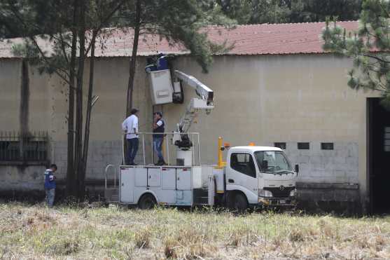 Empleados municipales tratan de reparar la red eléctrica. Foto Prensa Libre: Óscar Rivas