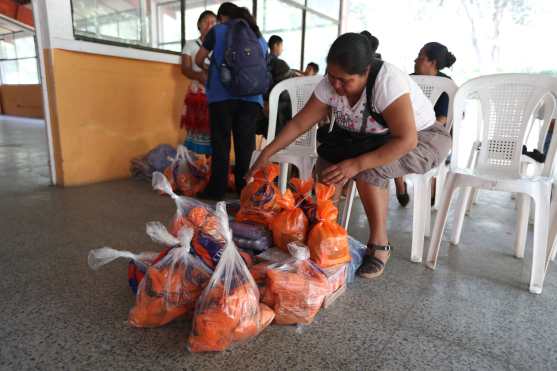 Cada familia que llegó al albergue recibió una dotación de raciones de comida fría, así como cobijas. Foto Prensa Libre: Óscar Rivas