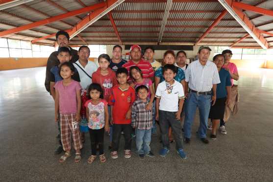 Este es el primer grupo de personas que llegaron al albergue ubicado en el ex Complejo Deportivo de Guatel. Foto Prensa Libre: Óscar Rivas