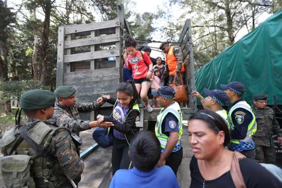 Después del mediodía llegaron más familias al albergue temporal. Foto Prensa Libre: Óscar Rivas
