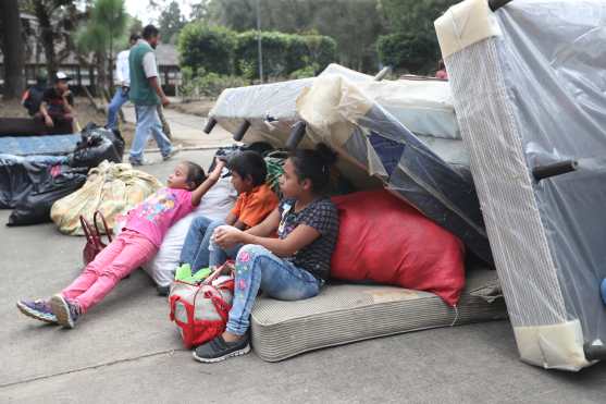 Algunos niños esperaron a ser ubicados dentro de unos colchones. Foto Prensa Libre: Óscar Rivas