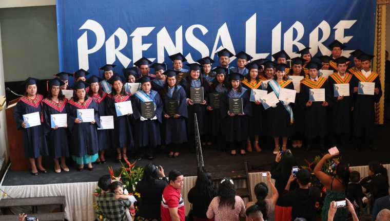 Voceadores de Prensa Libre avanzan en su educación, gracias al apoyo de la Escuela de Voceadores de este diario. (Foto Prensa Libre: Carlos Hernández Ovalle)