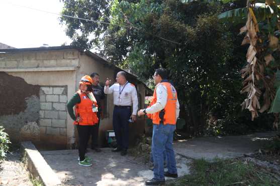 Personal de la CONRED evaluó los áreas aledañas al socavamiento. Foto Prensa Libre: Óscar Rivas