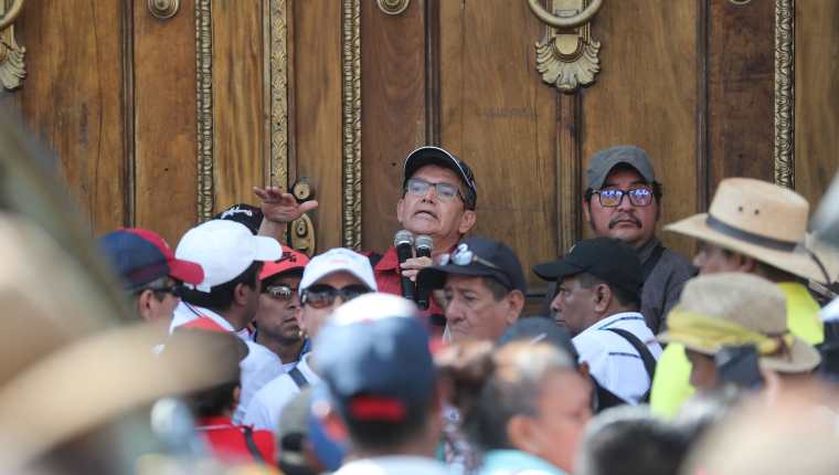 Joviel Acevedo, dirigente sindical, es uno de los mayores negociadores del pacto colectivo de trabajadores del Mineduc. (Foto Prensa Libre: Hemeroteca)