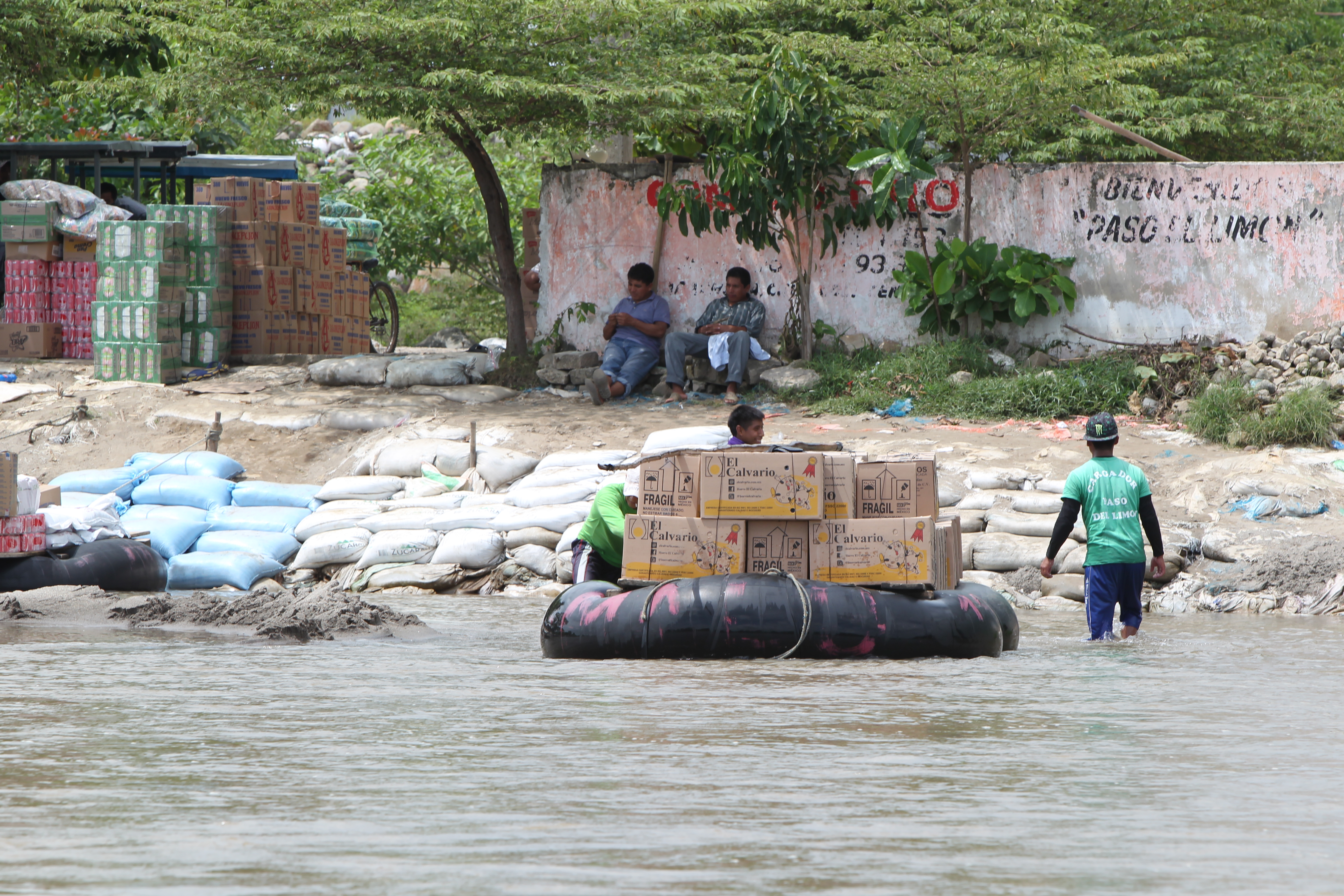 El contrabando de mercancías en el río Suchiate se incrementa por la época del año, según las autoridades. (Foto Prensa Libre: Paulo Raquec)