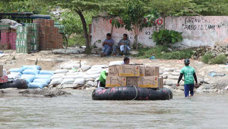El contrabando de mercancías en el río Suchiate se incrementa por la época del año, según las autoridades. (Foto Prensa Libre: Hemeroteca)  