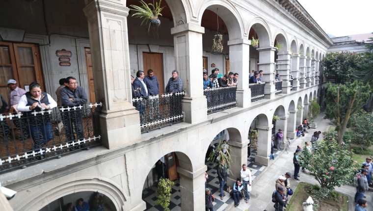 Durante la asamblea permanente realizada por trabajadores municipales en noviembre de 2019 se informó sobre el problema que se tiene con el pago de jubilaciones. (Foto Prensa Libre: María Longo) 