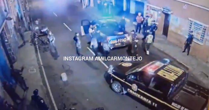 La PNC logró capturar a la persona que realizó los disparos en los alrededores del Hospital San Juan de Dios. (Foto Prensa Libre: Amilcar Montejo)