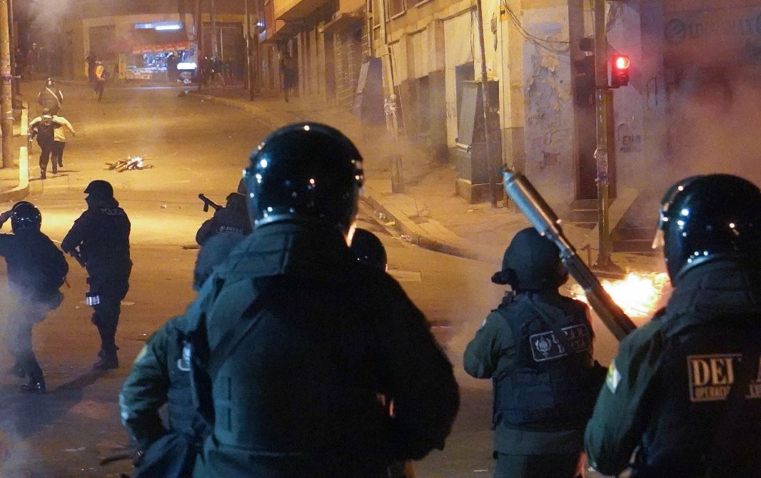 Policías intentan dispersar a un grupo de manifestantes en La Paz, Bolivia. (Foto Prensa Libre: EFE). 