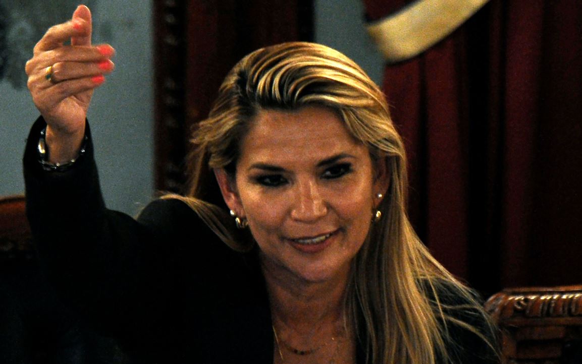 La senadora boliviana Jeanine Anez momentos después de proclamarse a sí misma como la nueva presidenta interina del país. (Foto Prensa Libre: AFP). 