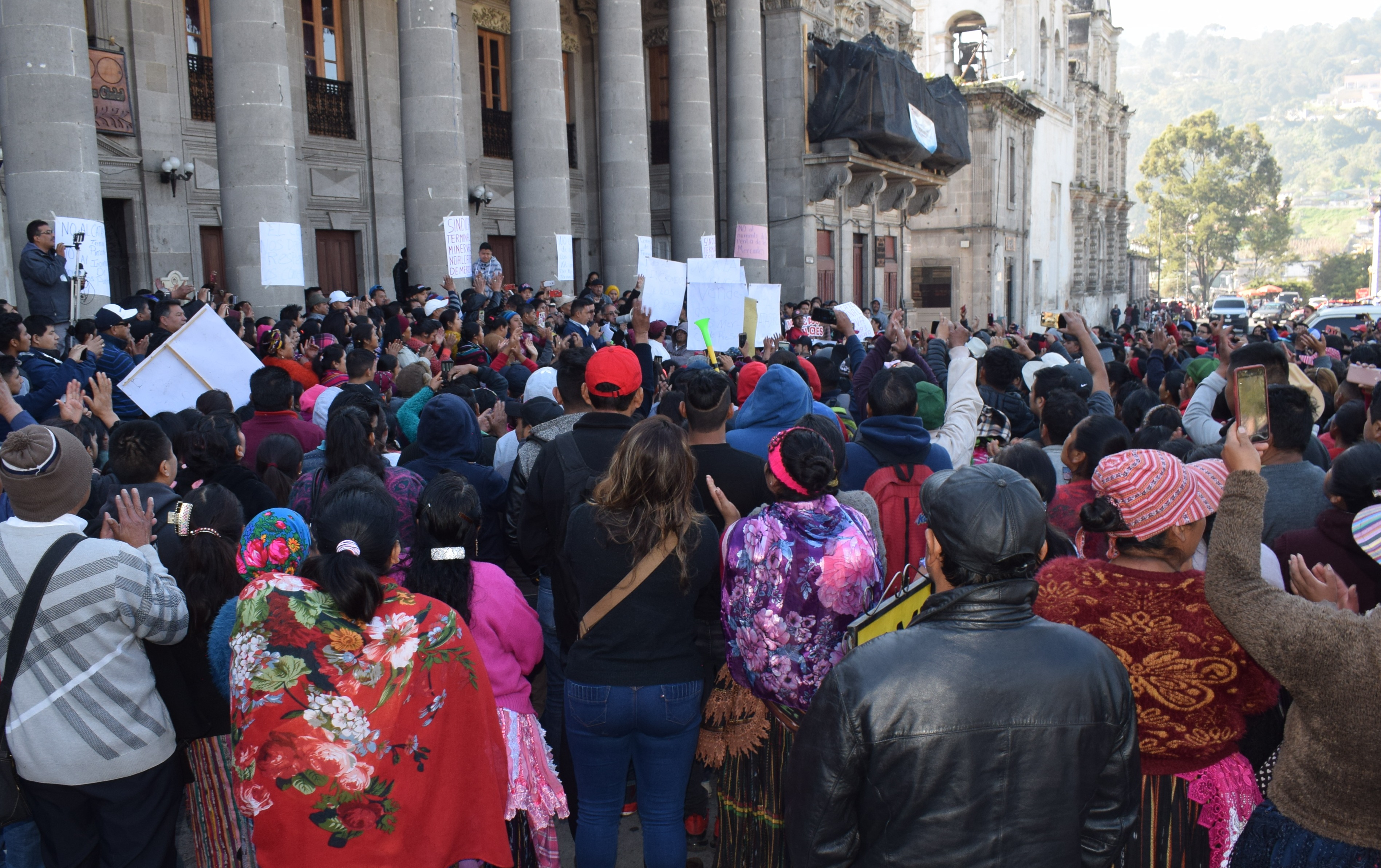 Comerciantes llegaron a la Municipalidad de Quetzaltenango para manifestar su inconformidad. (Foto Prensa Libre: María Longo) 