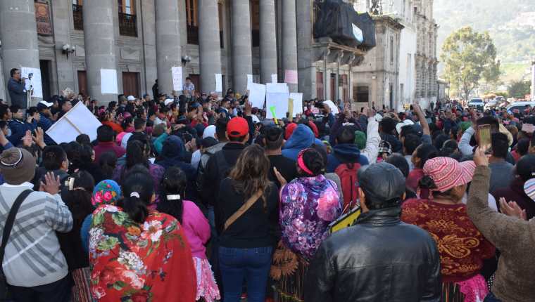Comerciantes llegaron a la Municipalidad de Quetzaltenango para manifestar su inconformidad. (Foto Prensa Libre: María Longo) 