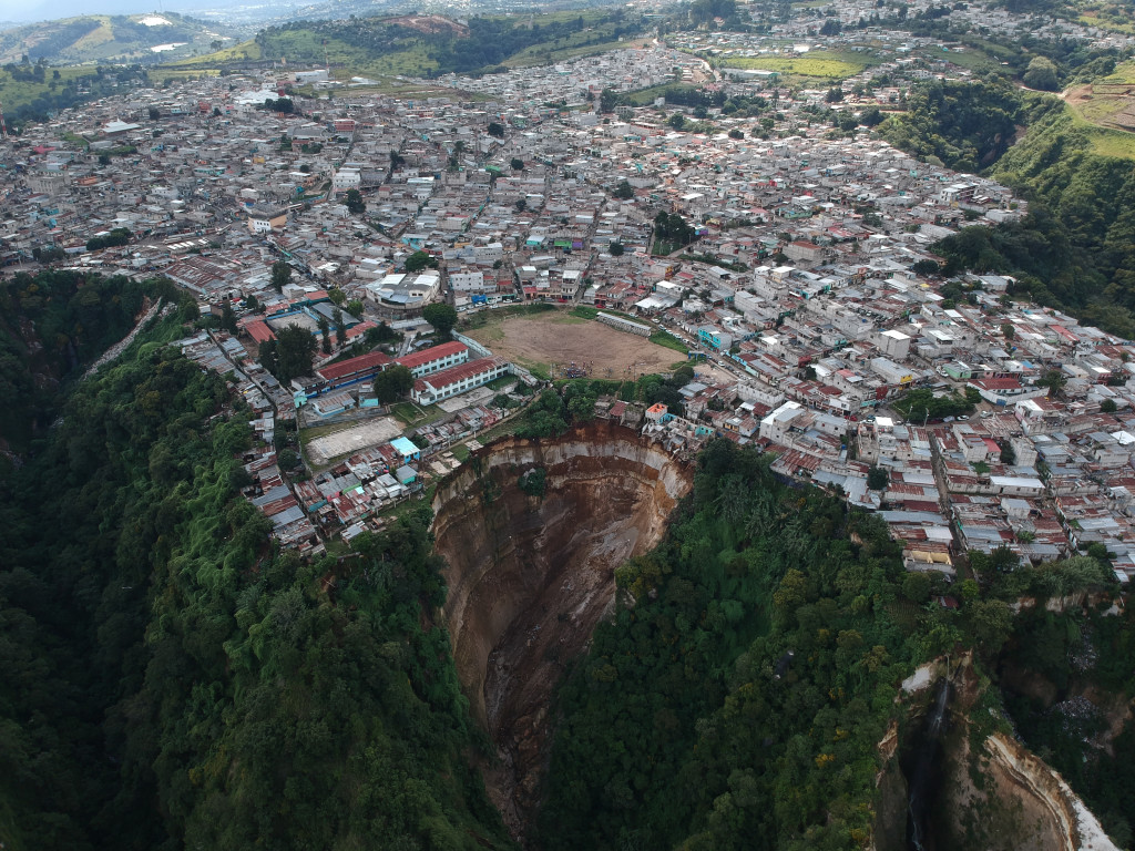 El derrumbe ocurrido en Ciudad Peronia, Villa Nueva, dejó sin vivienda a decenas de familias. (Foto HemerotecaPL)