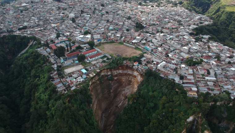 El derrumbe ocurrido en Ciudad Peronia, Villa Nueva, dejó sin vivienda a decenas de familias. (Foto HemerotecaPL)