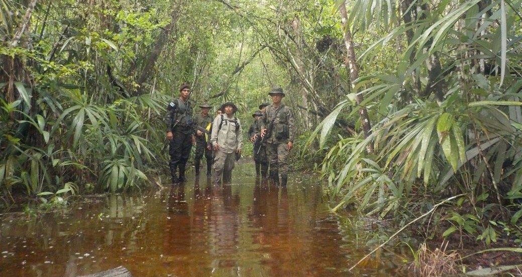 Integrantes del grupo Génesis durante un operativo de vigilancia en la Reserva de la Biosfera Maya. (Foto Prensa Libre: Cortesía)