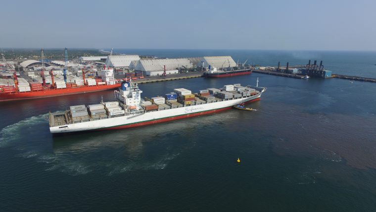 El sistema portuario tiene proyectado invertir unos US$276 millones en infraestructura y acondicionar sus operaciones ante la demanda del crecimiento del comercio global. (Foto Prensa Libre: Hemeroteca)  