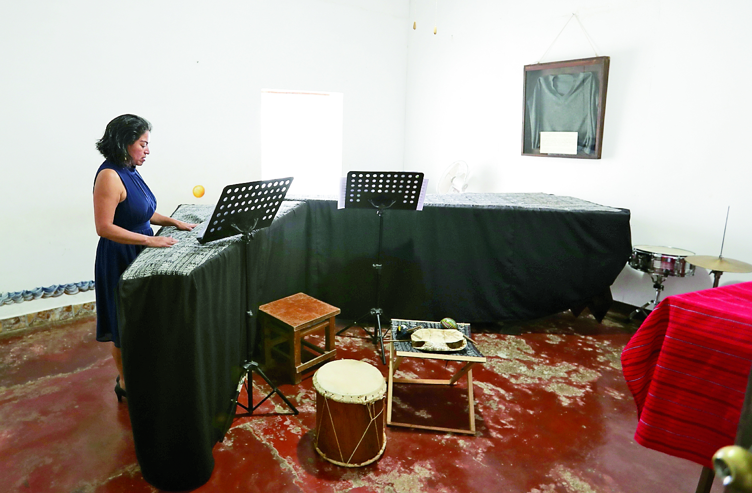 Mayarí De León hizo de su casa un centro cultural para dotar de conocimientos artísticos a niñas y niños de su comunidad, San Juan del Obispo. (Foto Prensa Libre: Alejandro Ortiz)