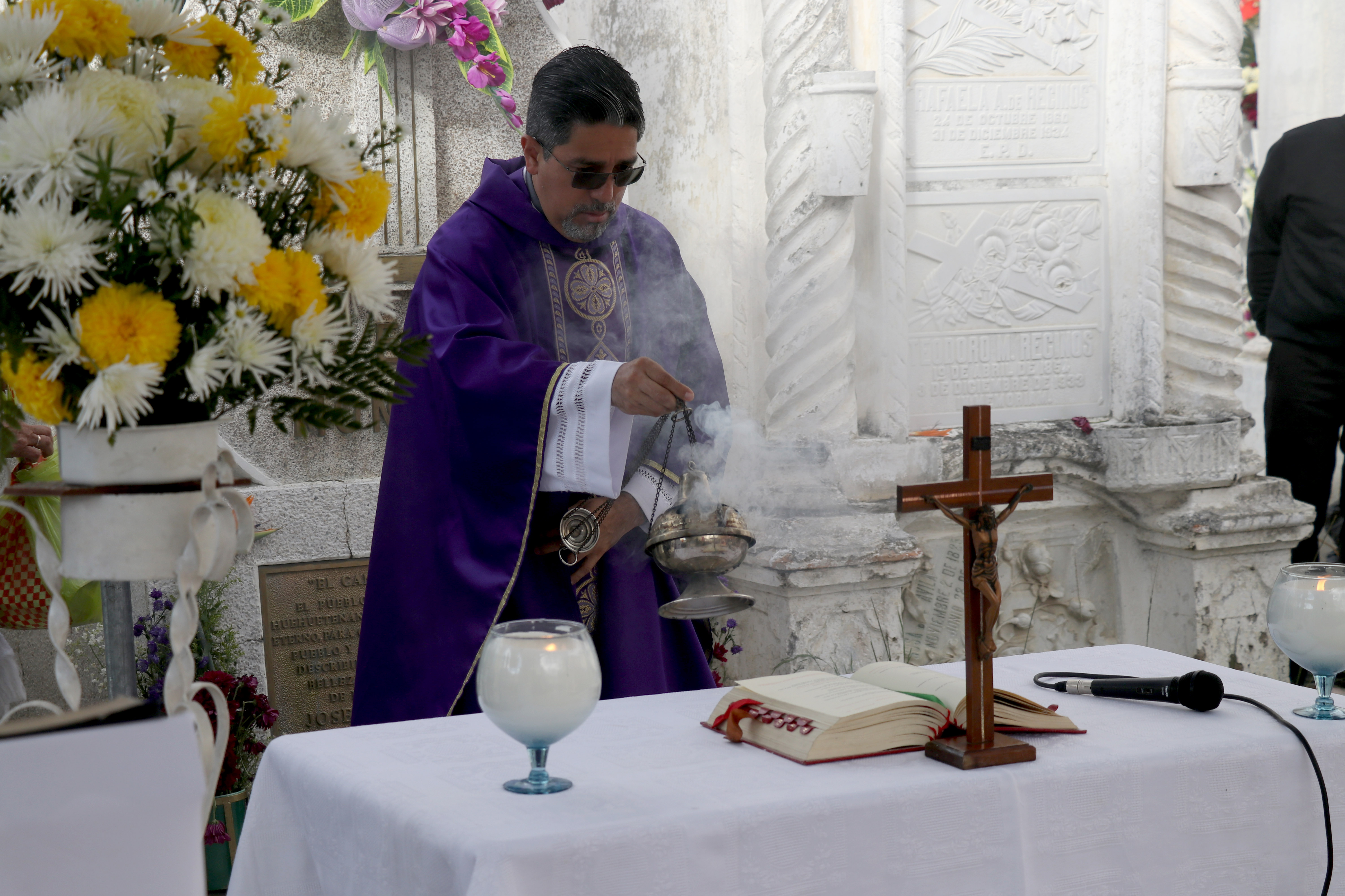 Con una misa por las ánimas católicos en Huehuetenango recuerdan a los muertos. (Foto Prensa Libre: Mike Castillo) 