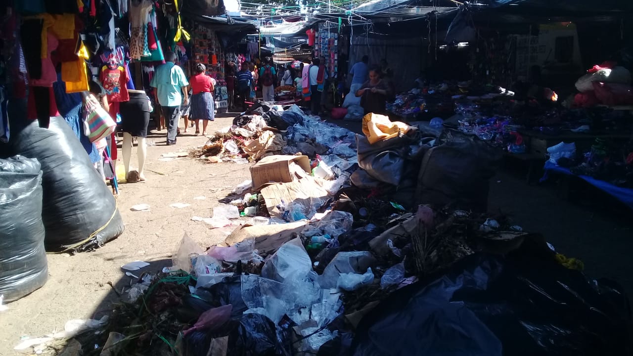 El tres de aseo municipal de Retalhuleu no recoge la basura en los mercados. (Foto Prensa Libre: Rolando Miranda)