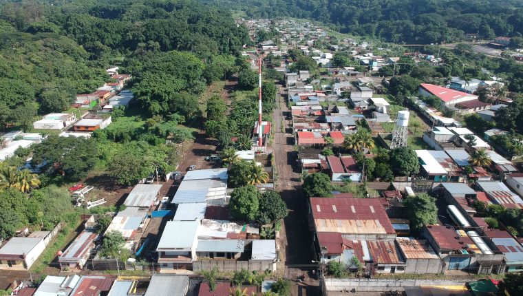 La colonia tiene más de 15 años de haber sido fundada, por lo que los vecinos temen que el sistema de drenajes haya colapsado. (Foto Prensa Libre: Carlos Paredes)