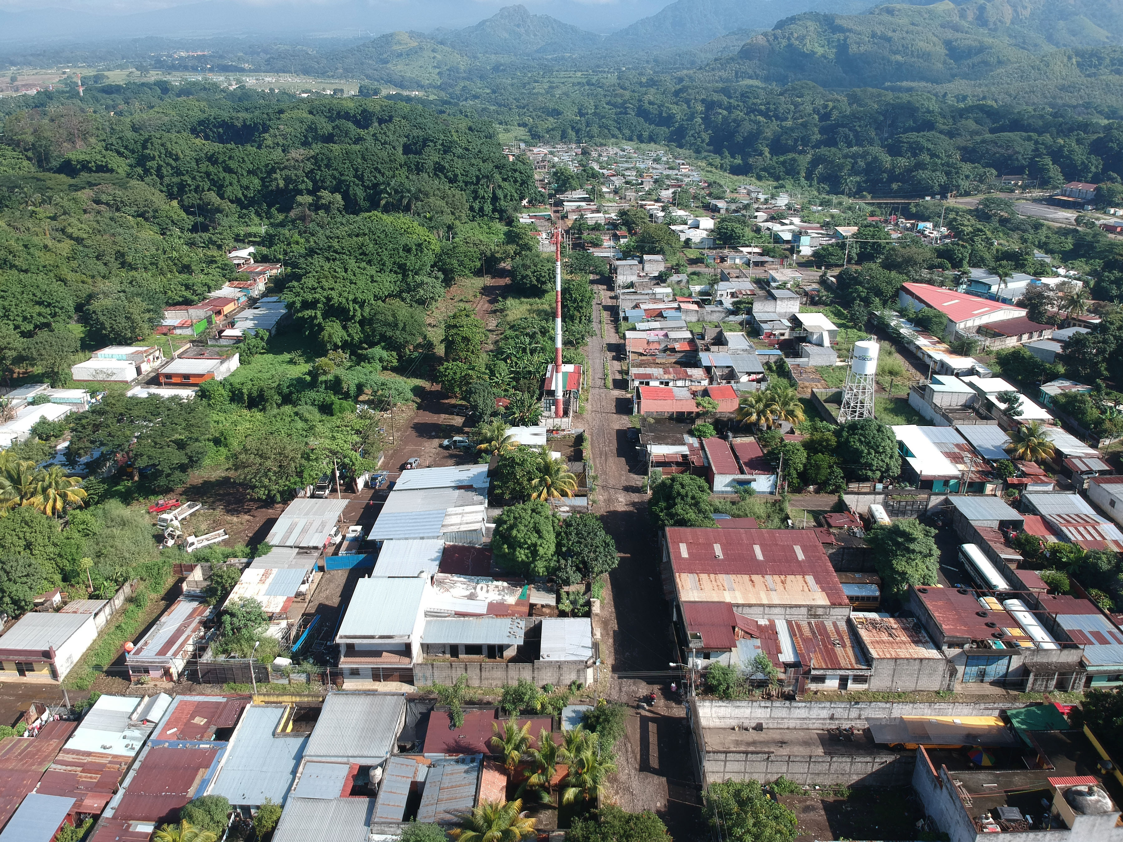 La colonia tiene más de 15 años de haber sido fundada, por lo que los vecinos temen que el sistema de drenajes haya colapsado. (Foto Prensa Libre: Carlos Paredes)