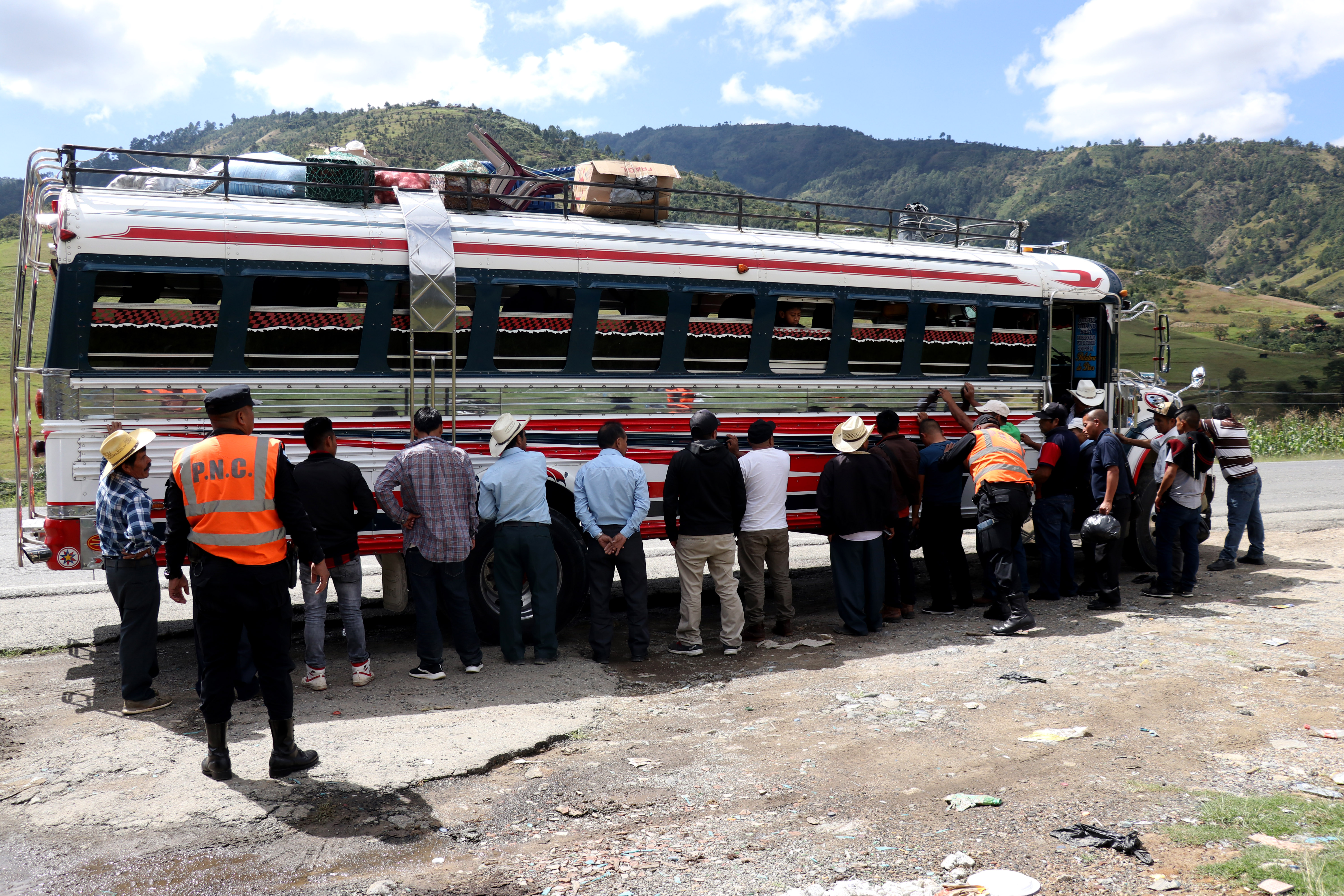 Agentes de la Policía Nacional Civil llevan a cabo operativos en la ruta Interamericana, Huehuetenango. (Foto Prensa Libre: Mike Castillo)