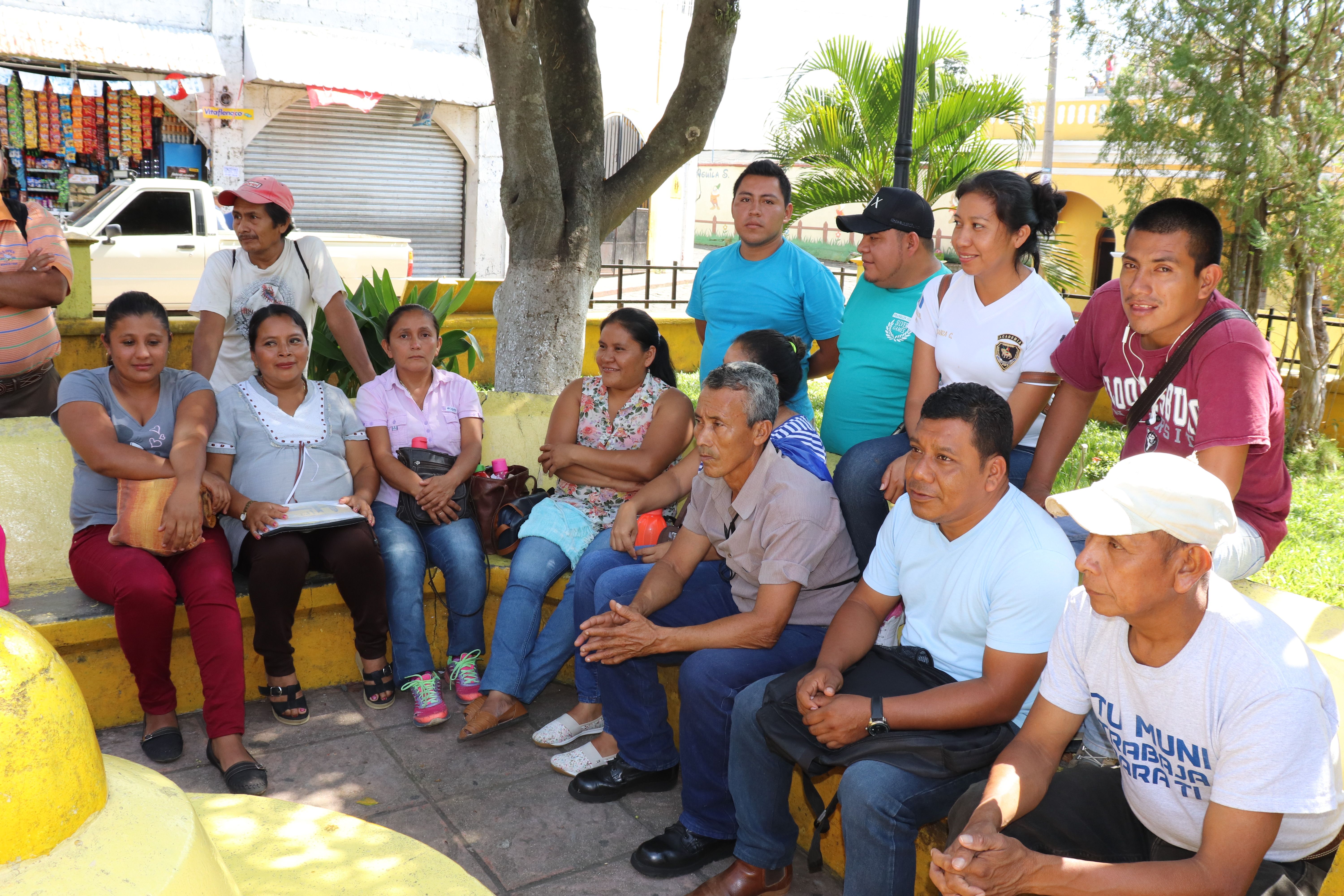 Desde junio los exempleados se reúnen en el parque del municipio, según ellos, para cumplir con los horarios en los que laboraban. (Foto Prensa Libre: Marvin Tunchez) 
