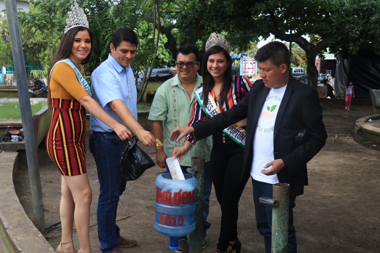 Varias instituciones se unieron a la iniciativa de Miss Ecología para instalar basureros en la zona central de Poptún, Petén. (Foto Prensa Libre: Dony Stewart)