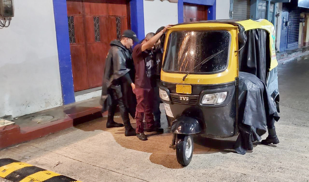 Agentes policía Nacional Civil revisan e identifican a motoristas en una de las calles de Santa Cruz Barillas, Huehuetenango. (Foto Prensa Libre: Mike Castillo)
