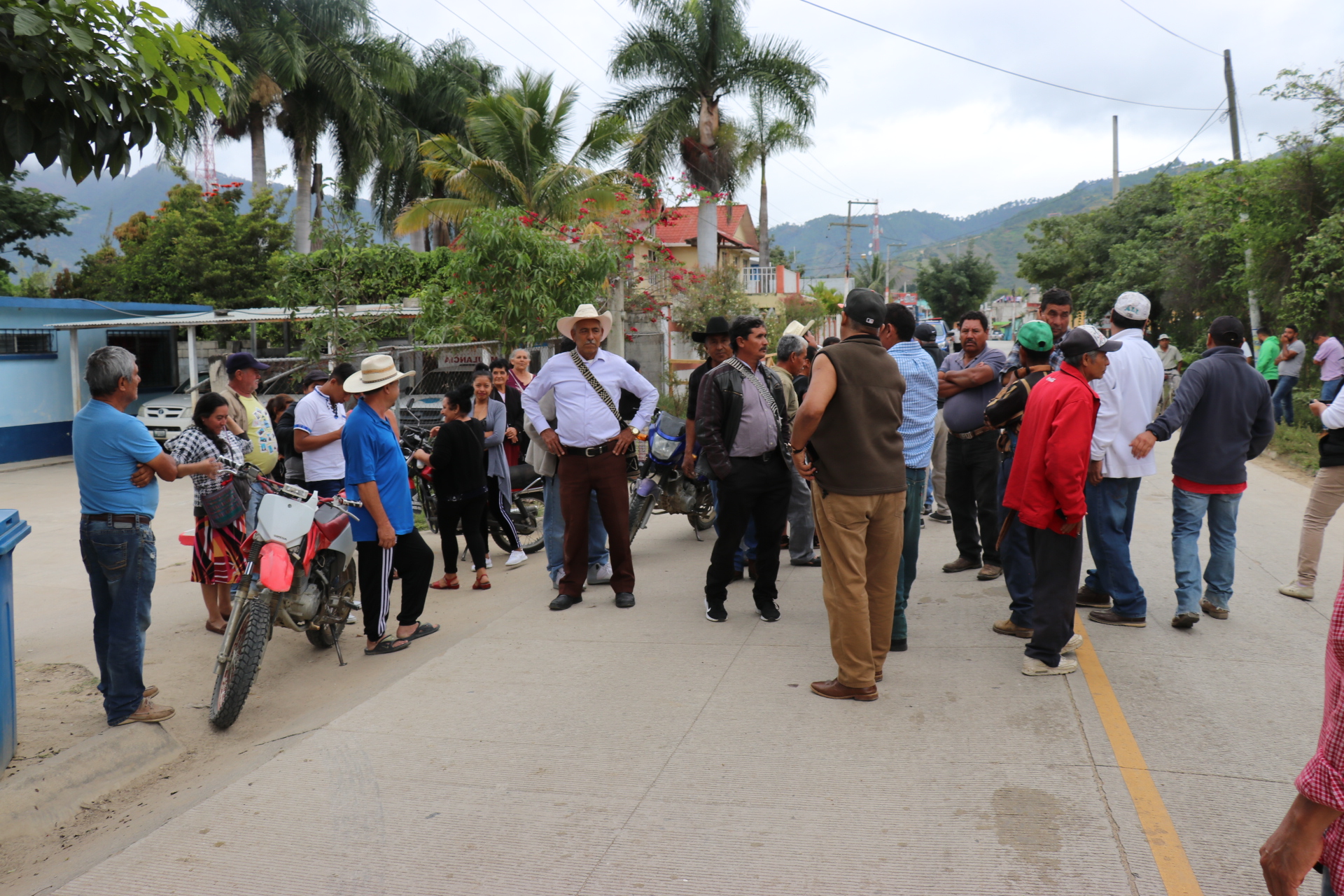 Vecinos de Canillá, Quiché bloquean la entrada del CAP  para evita su traslado al salón municipal, (Foto Prensa Libre: Héctor Cordero)