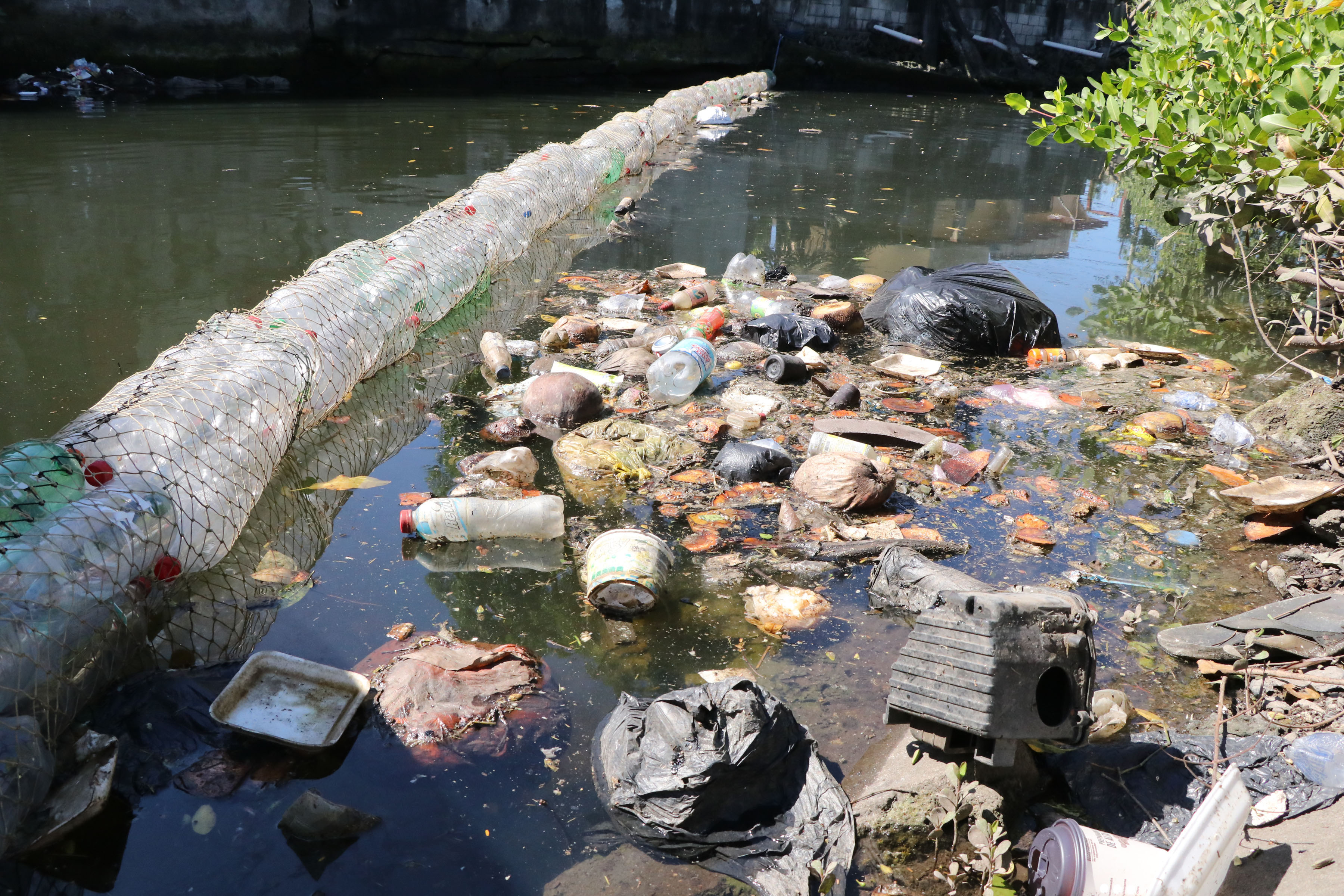 De tres a cuatro metros cúbicos de desechos son recolectados en una de las biobardas colocadas en el canal de Puerto San José. (Foto Prensa Libre: Carlos Paredes)
